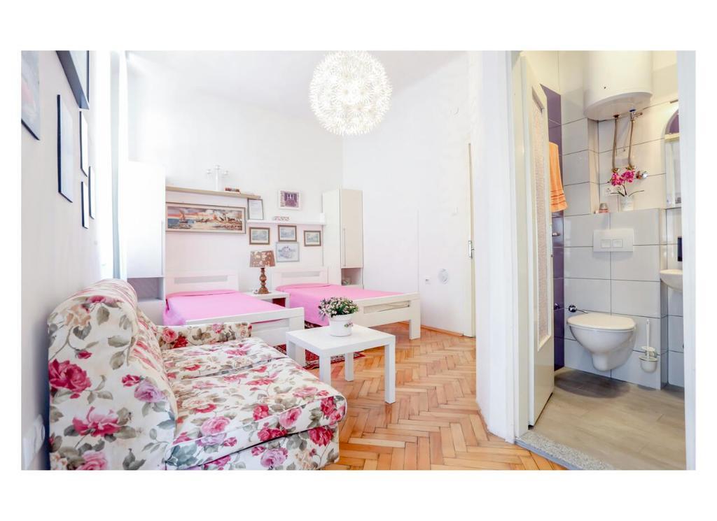 Apartments And Rooms Fonty ซาราเยโว ภายนอก รูปภาพ
